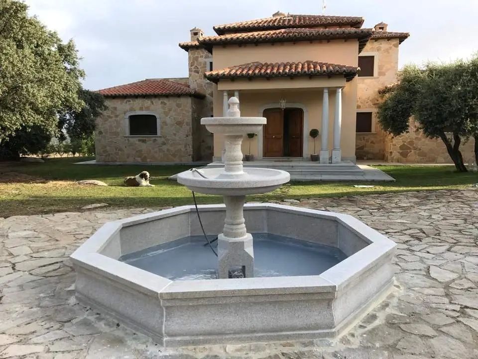 Fuente Octogonal para Jardines Amplios