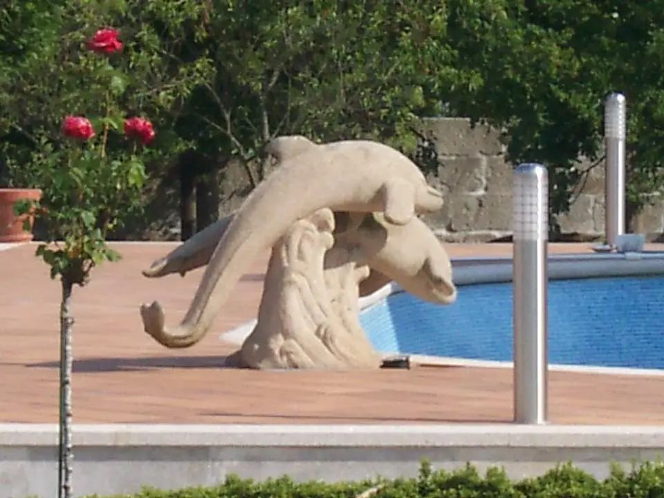 Escultura Temática de Delfines en Piedra