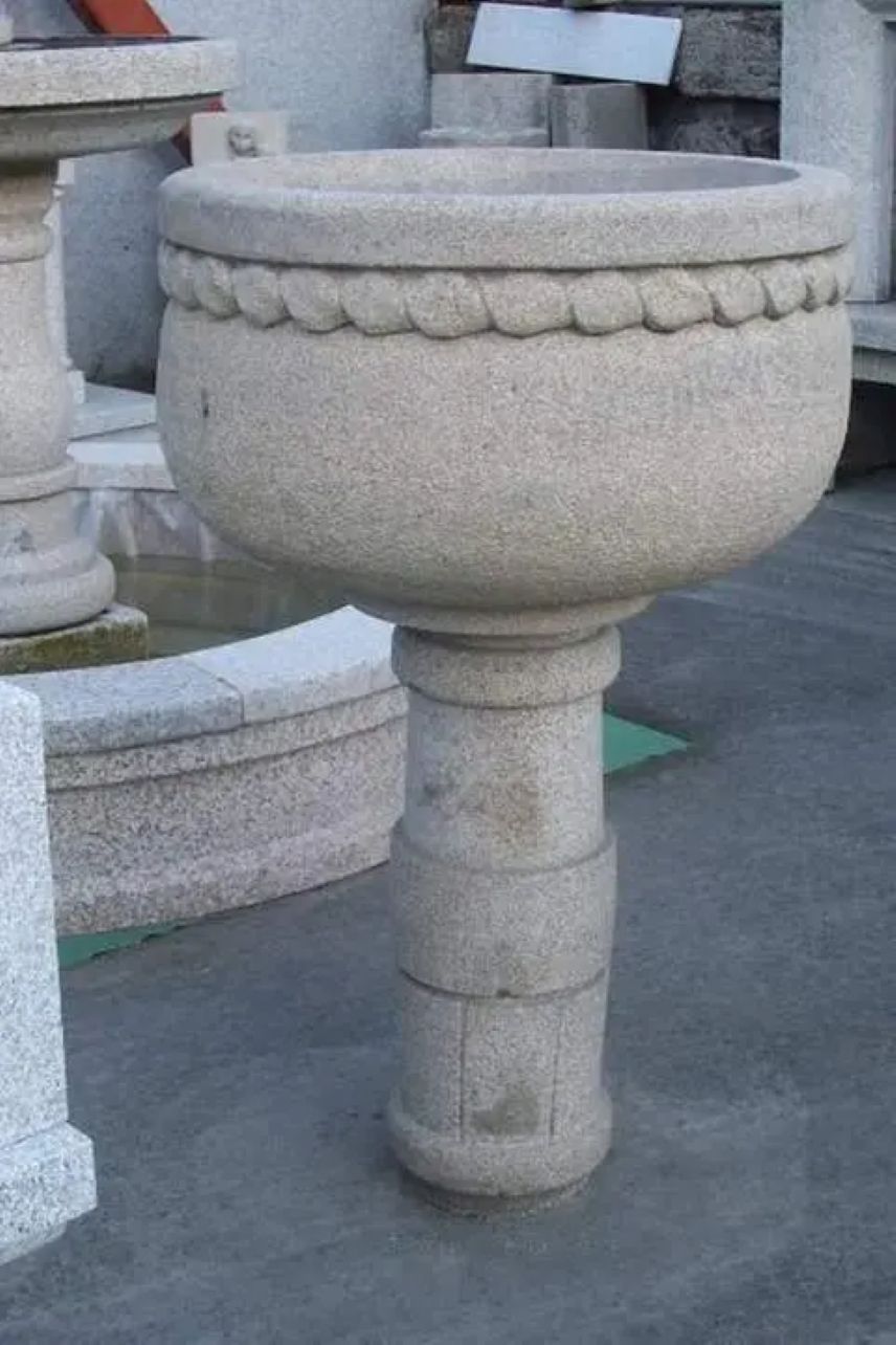 Pila de Piedra Decorativa con Decoración Trenzada