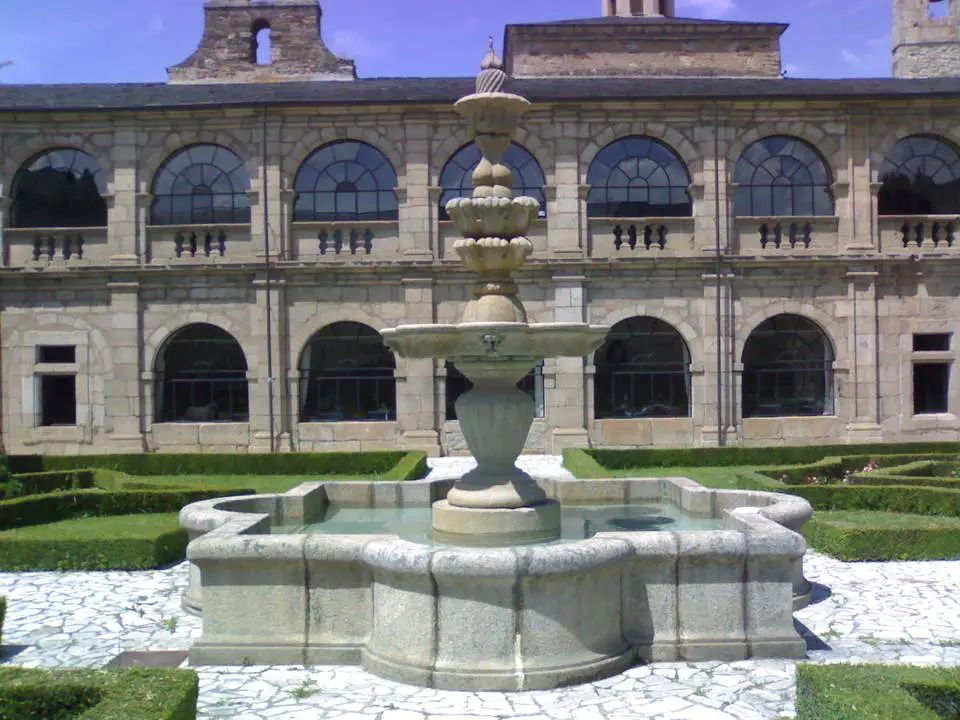 Fuente Monumental Clásica para Plaza y Claustro