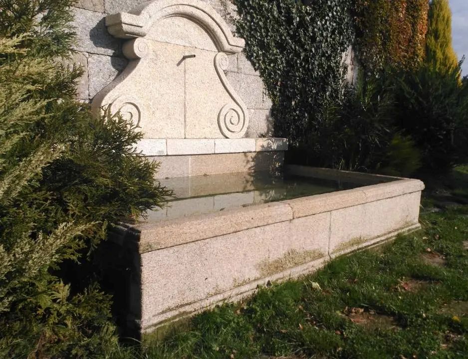 Fuente de Muro en Piedra con Pilón