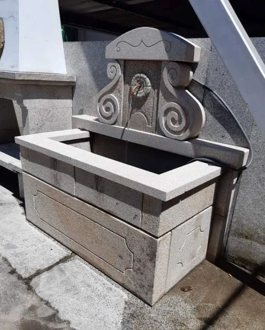 Fuente de Pared con Rosetón y Pilón