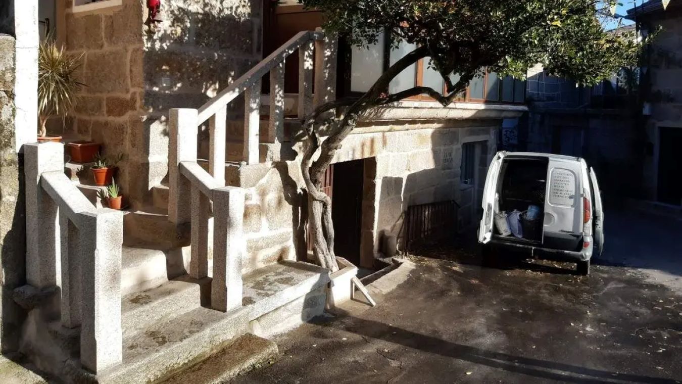 Escalera Rústica con Pasamanos de Piedra Rectos