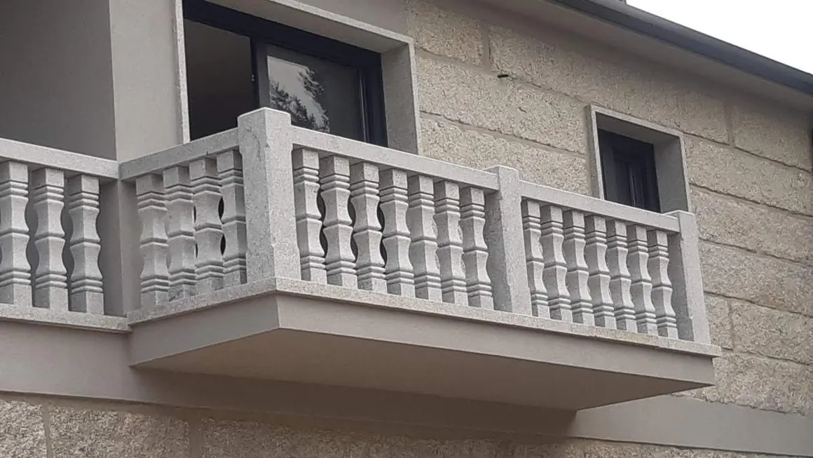 Balcón de Piedra con Balaustres de Diseño Doble Moderno