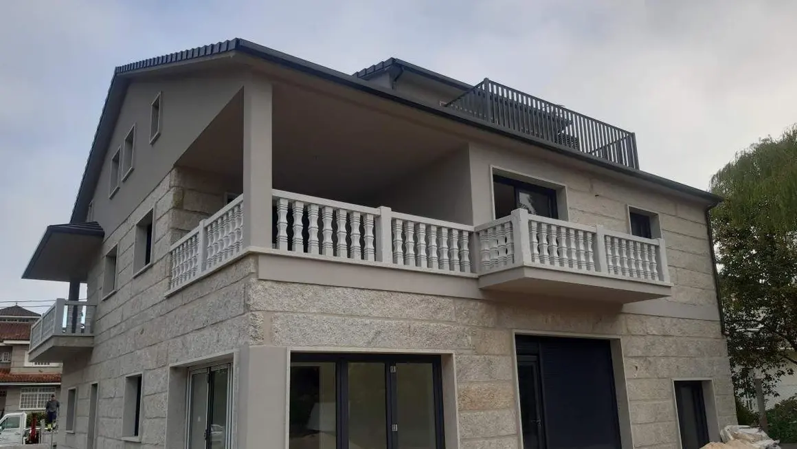 Chalet con Balcones y Balaustradas Clásicas de Piedra