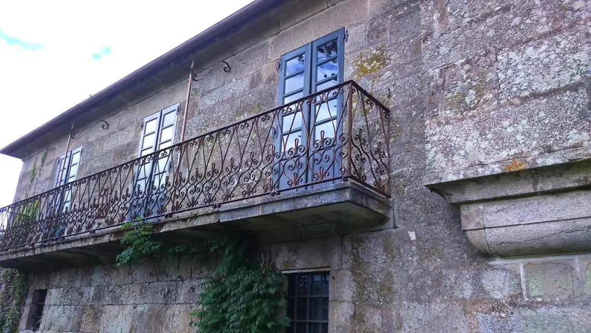Balcón Clásico: Base de Piedra para Barandilla de Forja