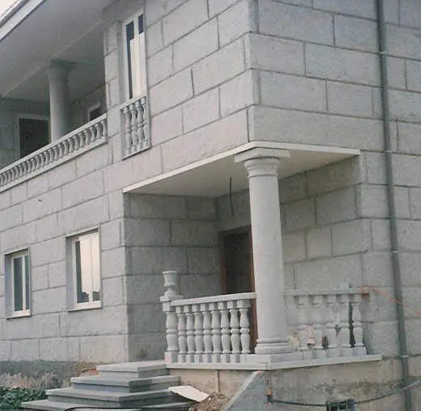 Porche de Piedra: Balaustrada Perimetral y Escaleras