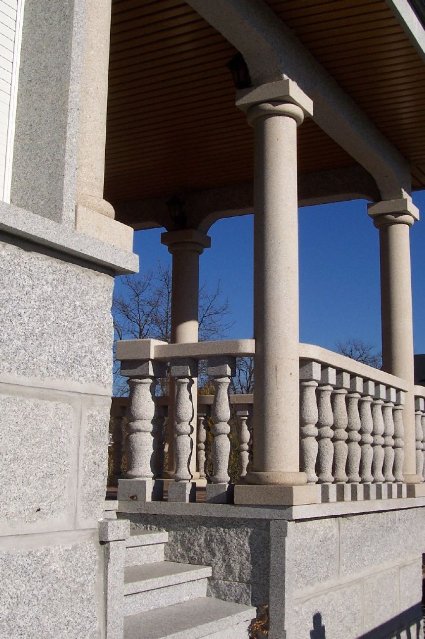 Porche de Granito: Columnas Cilíndricas y Balaustrada Curva