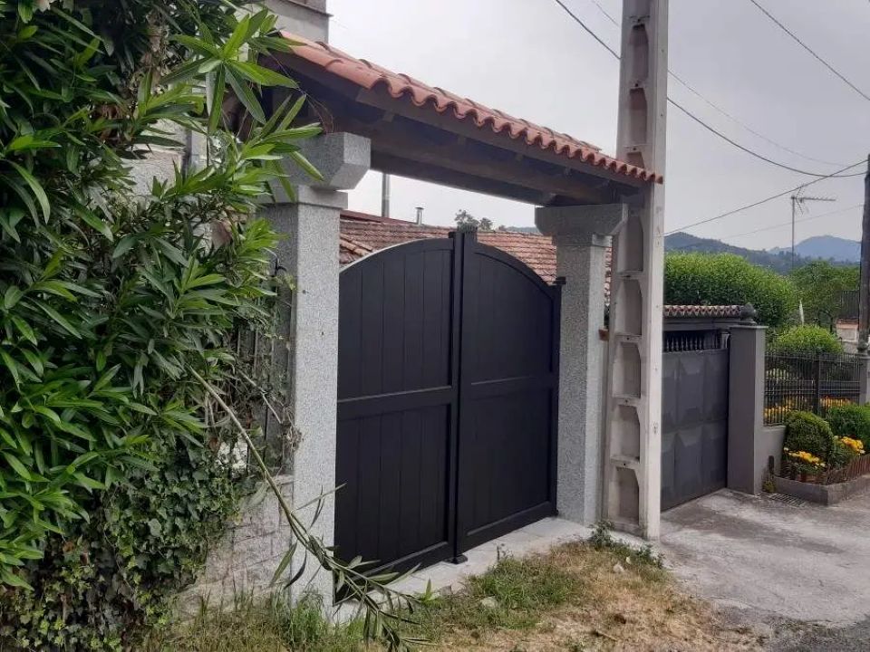 Pilares de Granito para Entrada de Finca con Cubierta