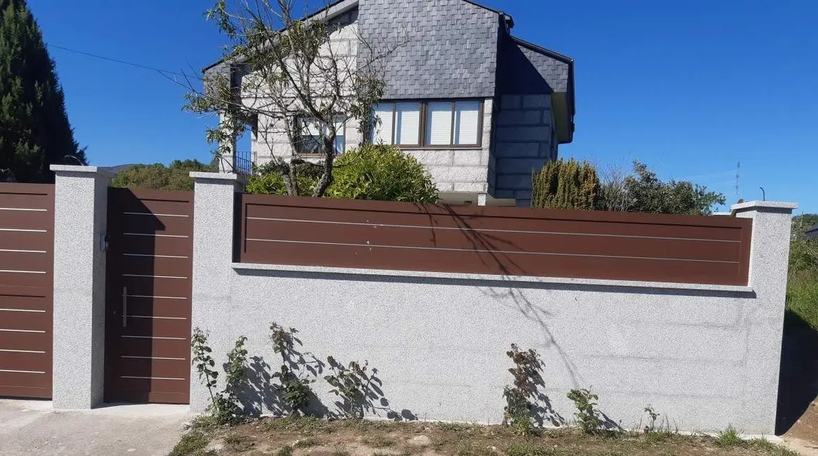 Muro de Cierre Perimetral con Pilares de Granito