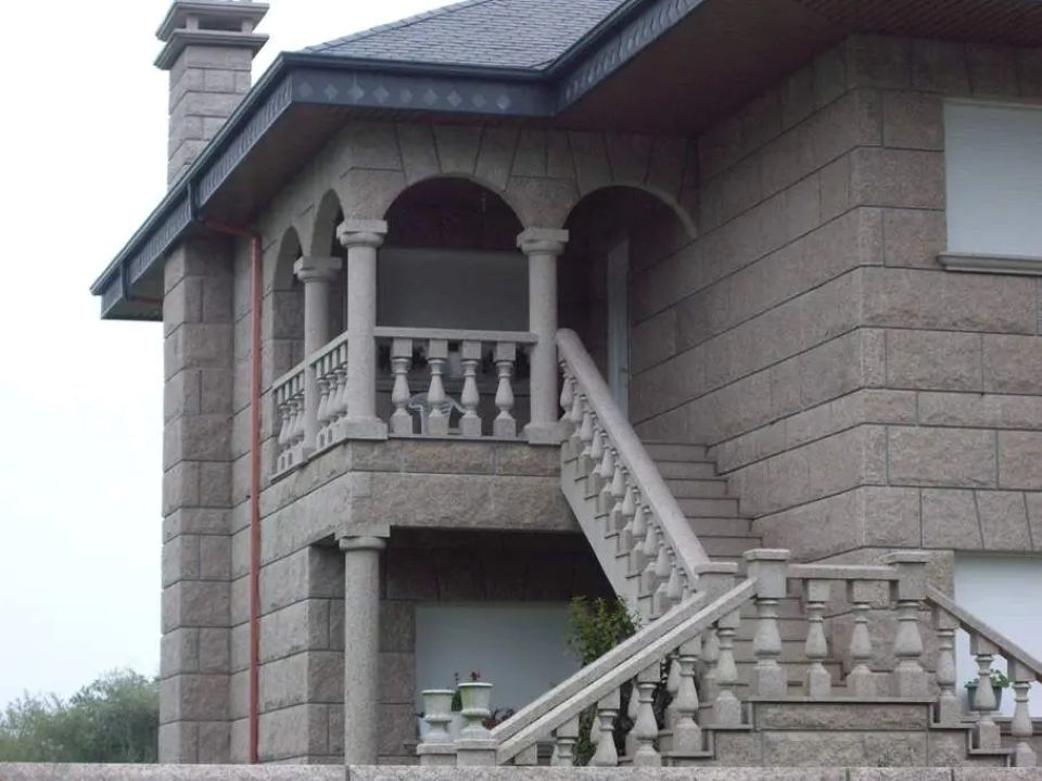 Pórtico en Granito Rosa Porriño con Arcos y Columnas