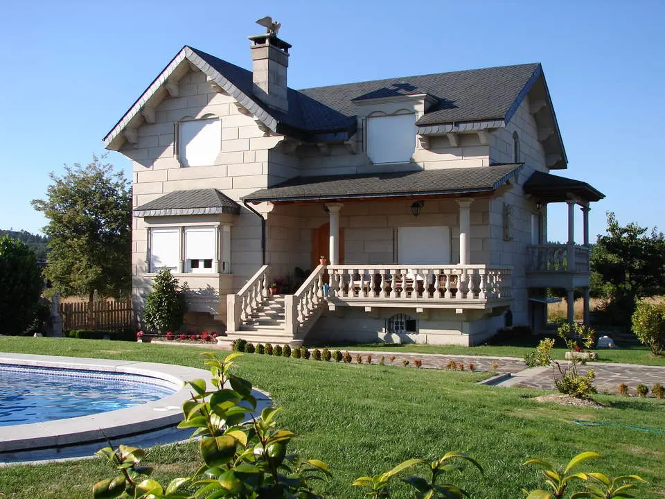 Chalet con Revestimiento Integral en Granito del País