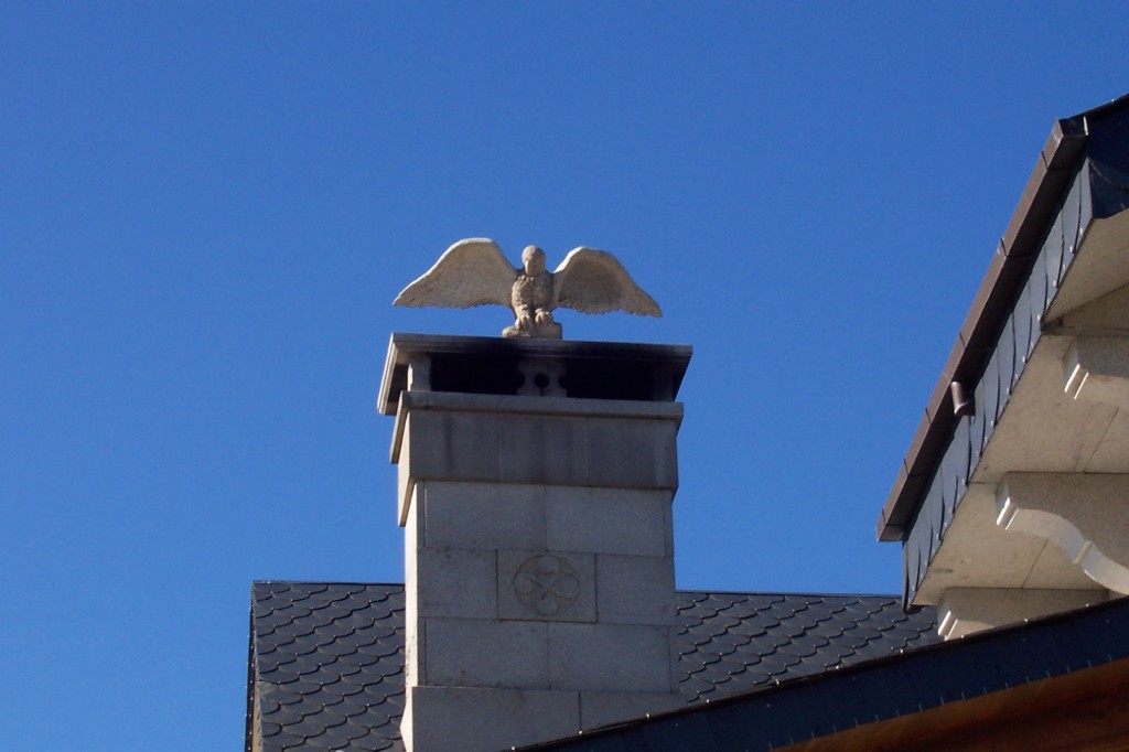 Remate de Chimenea de Granito Águila