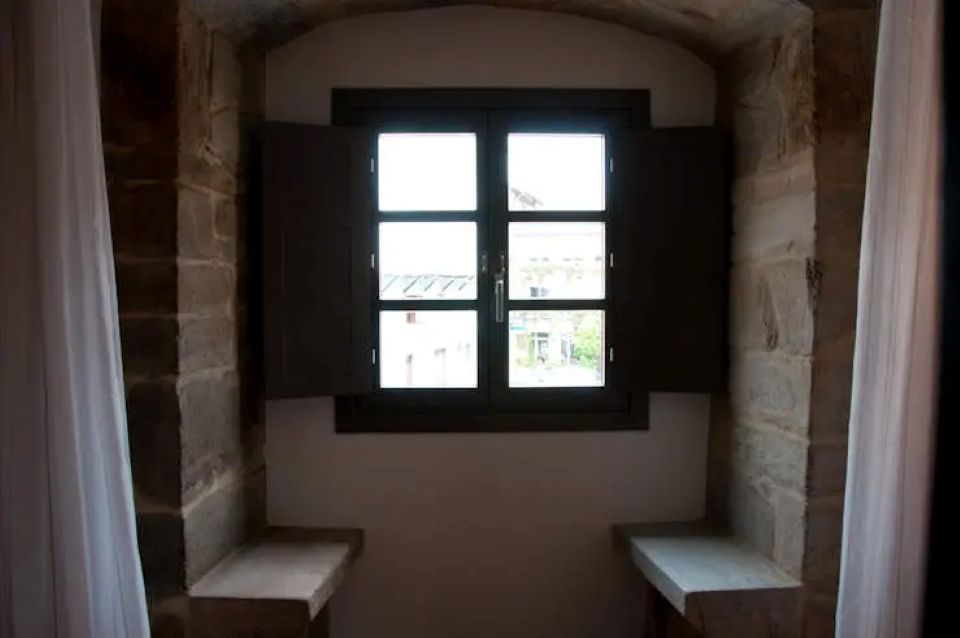 Ventanas de Piedra y Repisas Interiores en Acabado Rústico