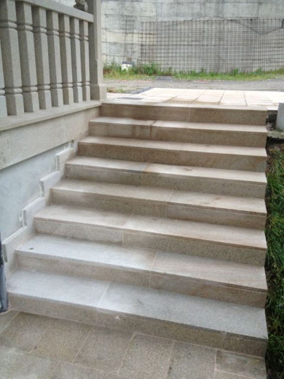 Solado y Pasos de Escalera en Piedra Pulida para Acceso