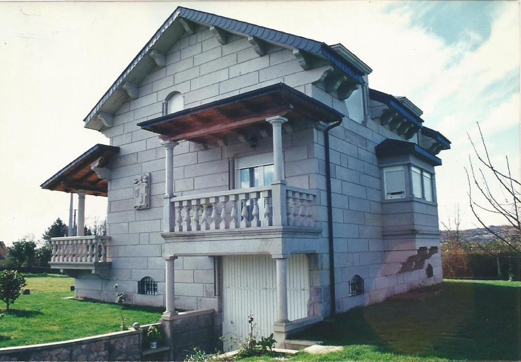 Vivienda con Revestimiento Exterior en Piedra Serrada a Listón