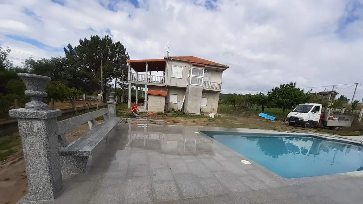Solado de Piedra Pulida y Banco de Granito para Piscina