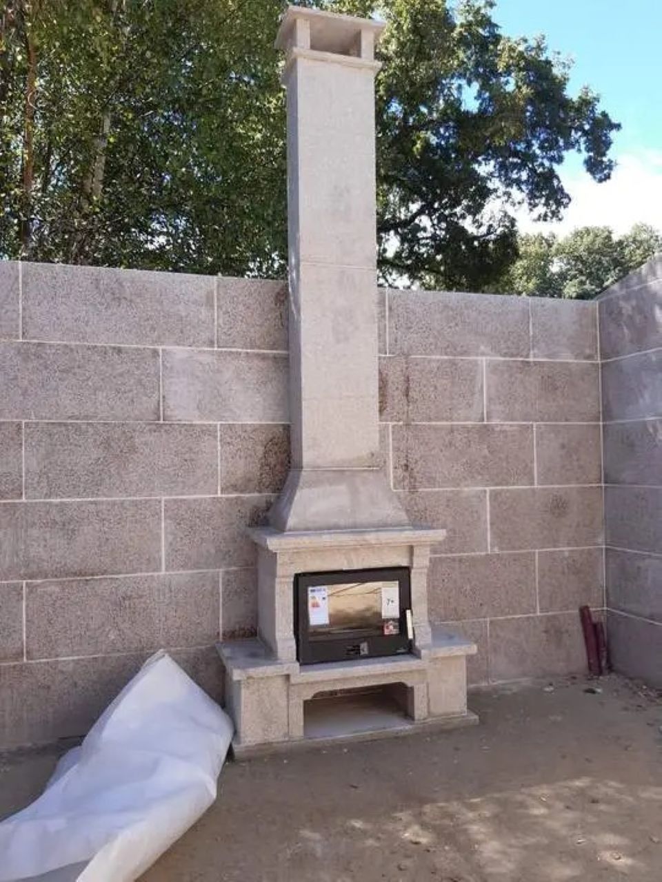 Obra Artesanal de Chimenea de Interior en Piedra Rústica