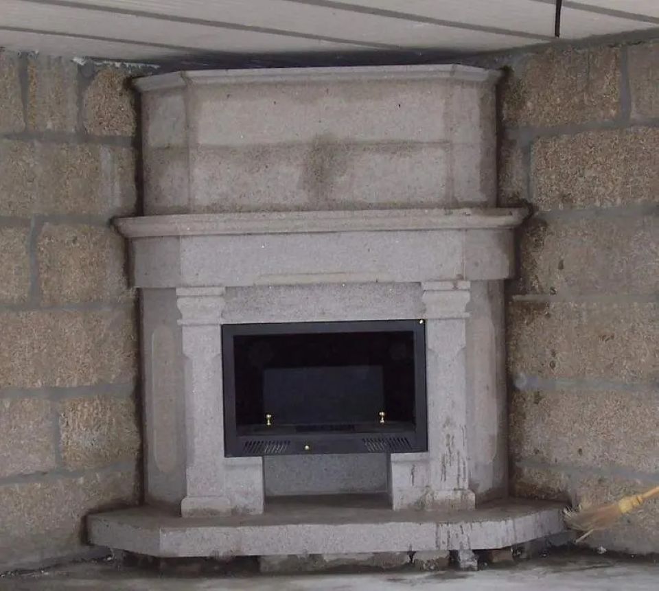 Chimenea de Esquina en Piedra Natural con Cassette de Leña
