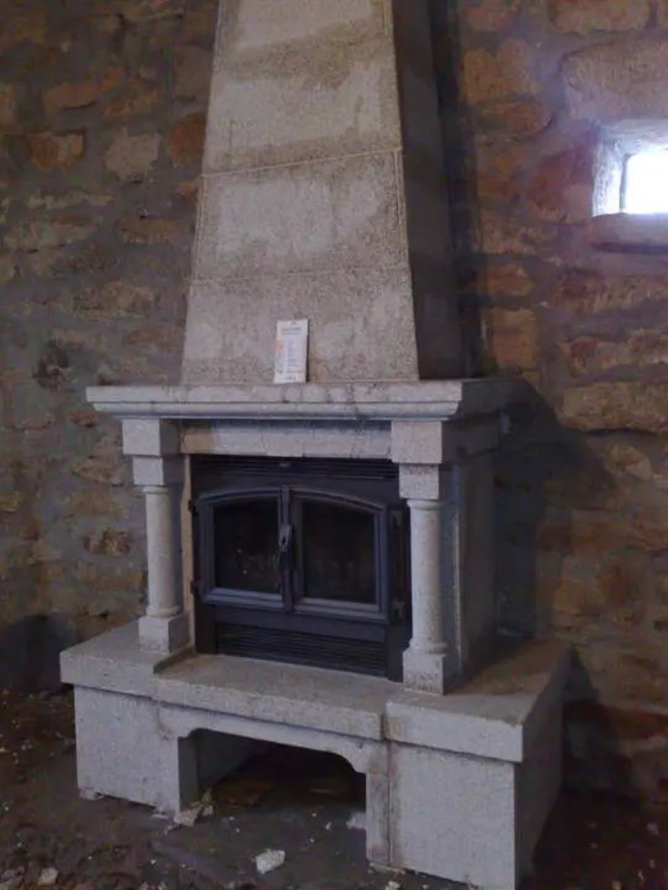 Chimenea de Piedra con Hogar Cerrado de Hierro Fundido