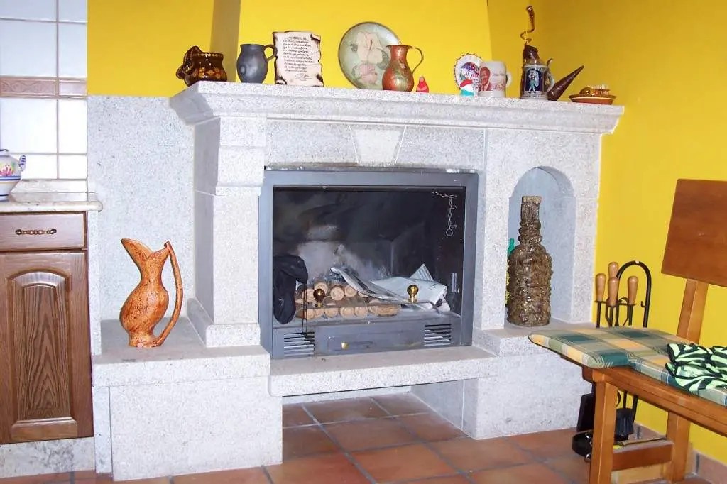 Chimenea Interior con Cassette de Leña y Acabados Rústicos