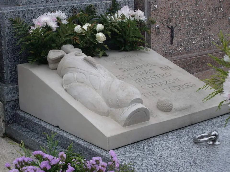 Escultura de bolso con palos de Golf en Lápida