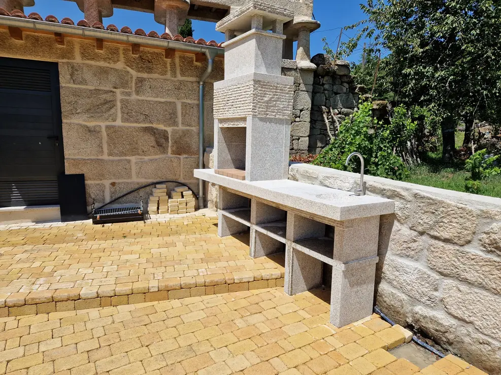 Barbacoa de Piedra con Fregadero Integrado y Zona de Preparación