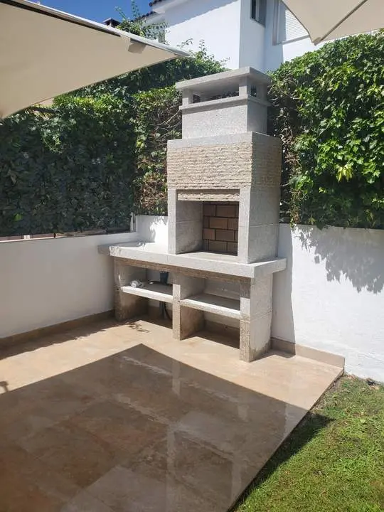 Barbacoa de Piedra Compacta para Terrazas y Patios Pequeños