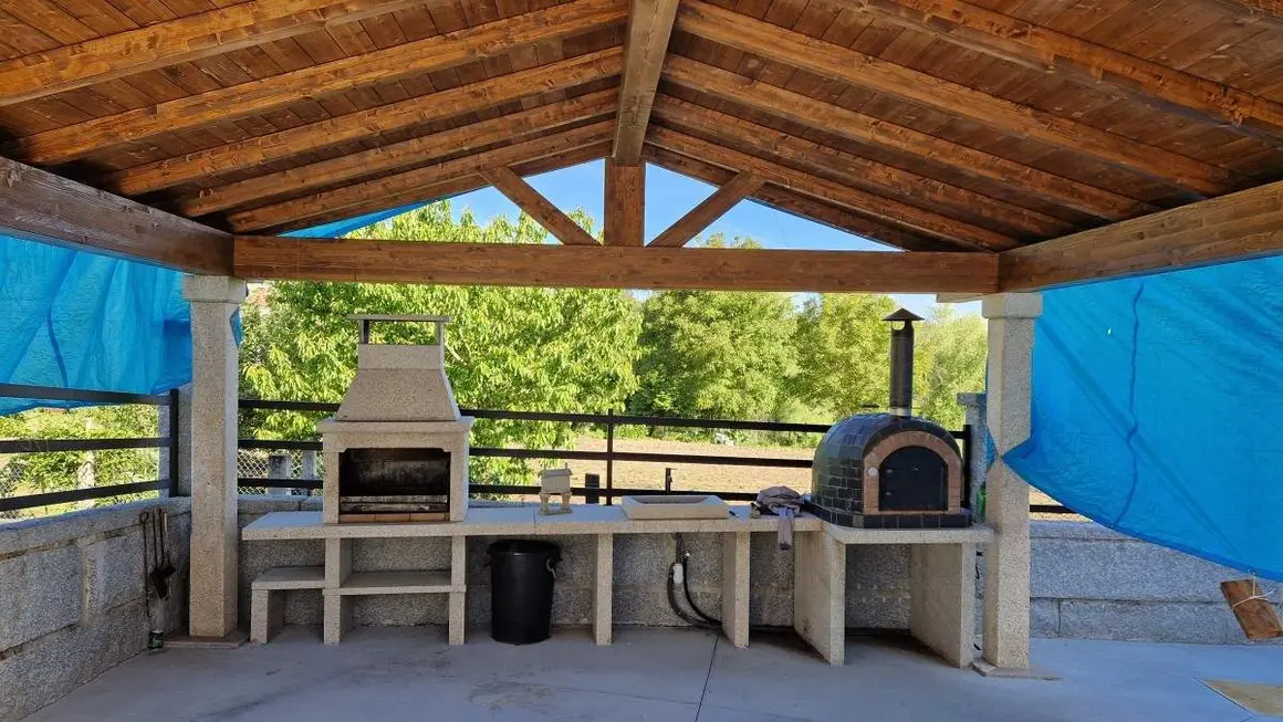 Barbacoa de Piedra y Horno de Leña Integrados bajo Pérgola