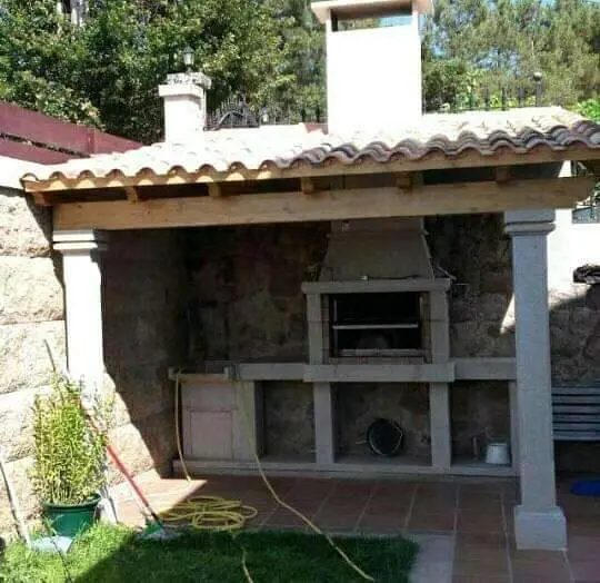 Barbacoa de Piedra de Estilo Rústico y Compacto para Patios