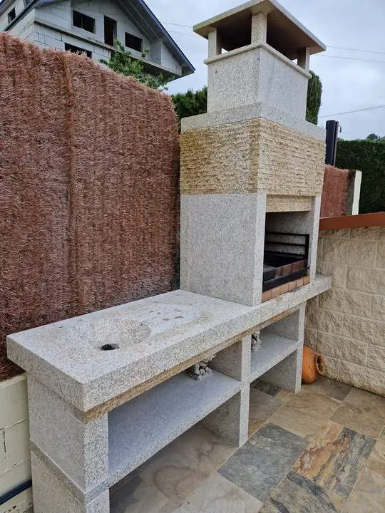 Barbacoa de Piedra con Encimera Auxiliar Extensa para Espacios Limitados