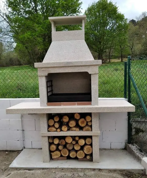 Barbacoa Compacta de Piedra con Leñero Integrado
