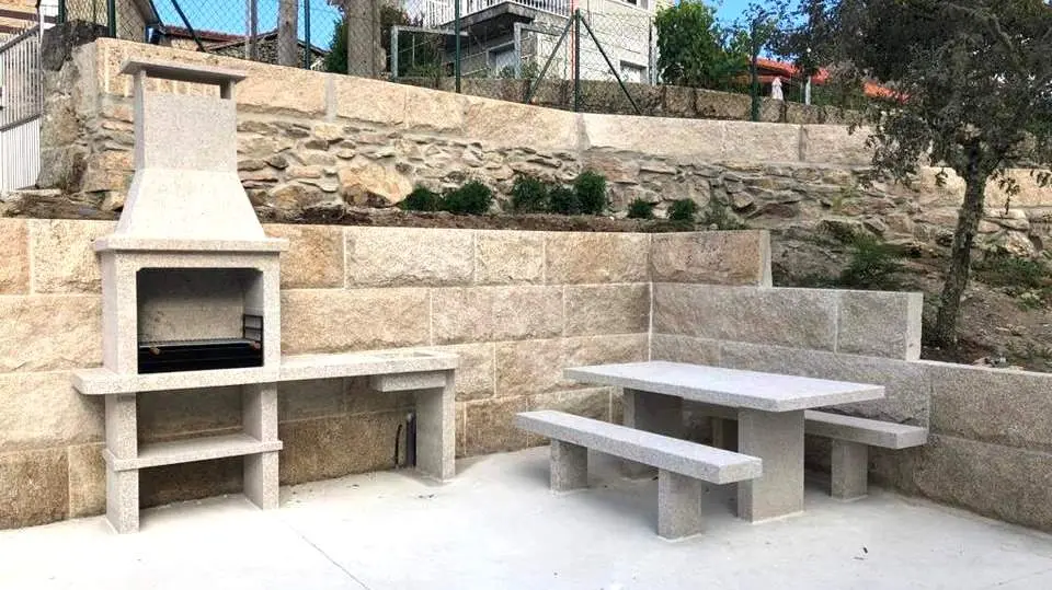 Conjunto de Barbacoa y Merendero de Piedra Natural: Diseño Exterior Completo