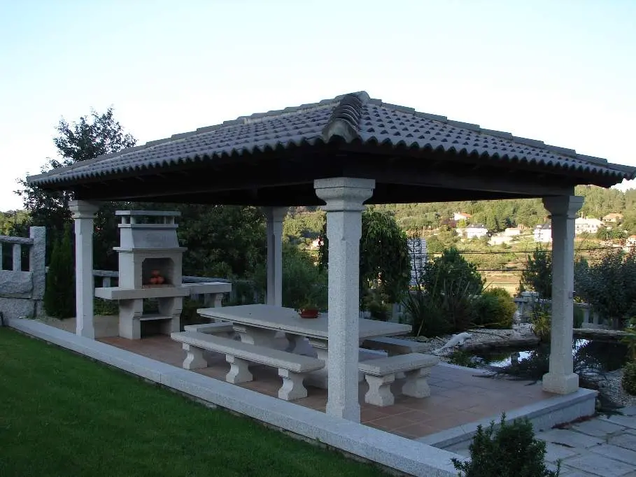 Pérgola de Piedra con Barbacoa y Mobiliario Integrados: Espacio Inolvidable