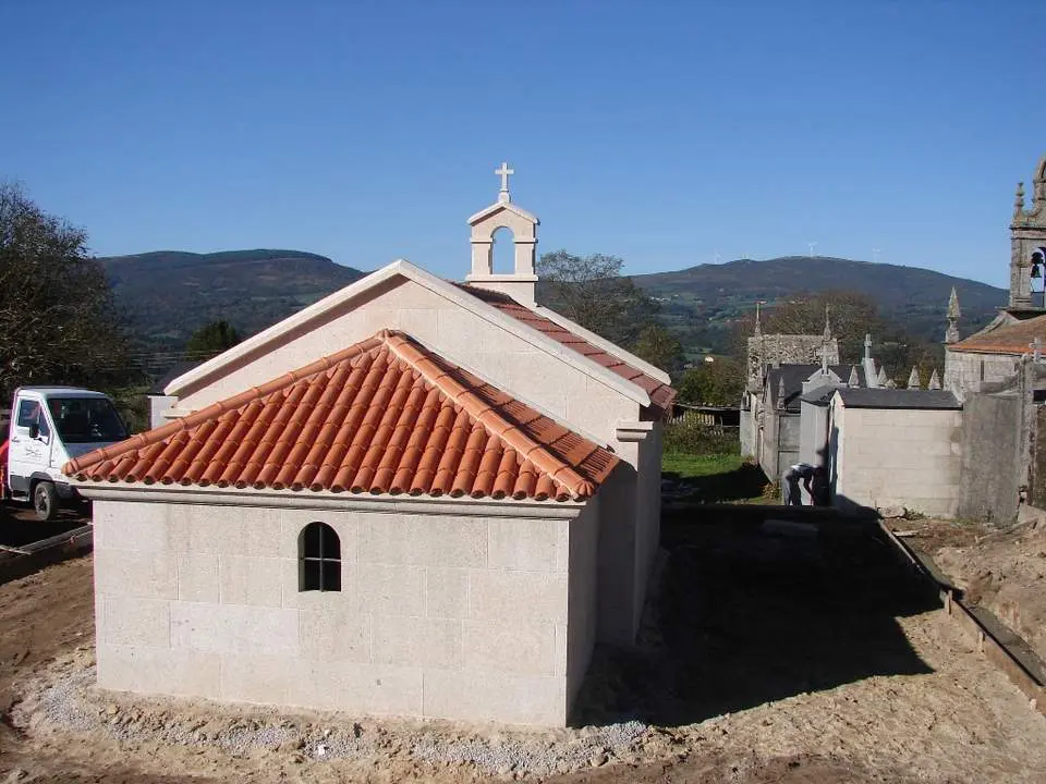 Capilla Mortuoria Clásica en Piedra - Imagen 3