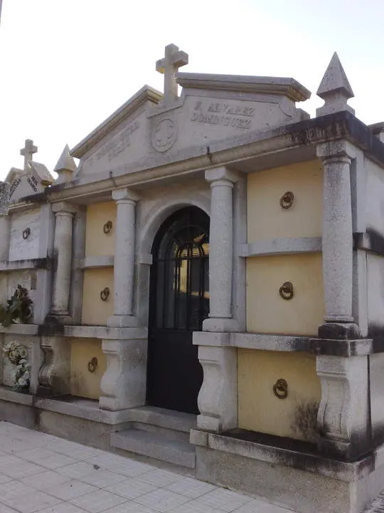 Panteón Familiar Arquitectónico con Columnas y Fachada Clásica