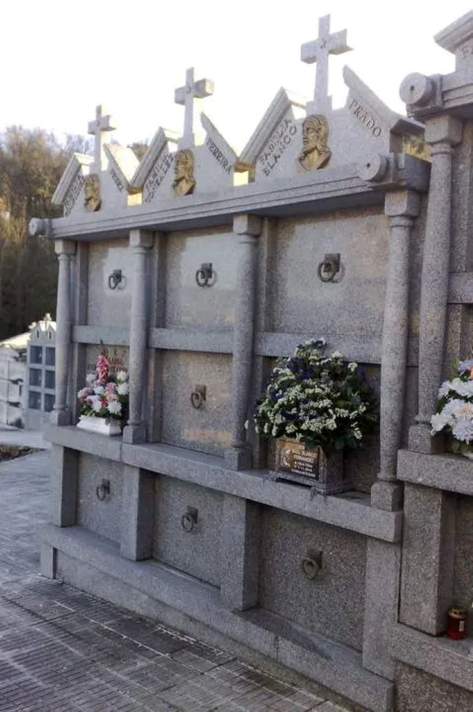 Bloque de Nichos en Granito con Detalles Escultóricos