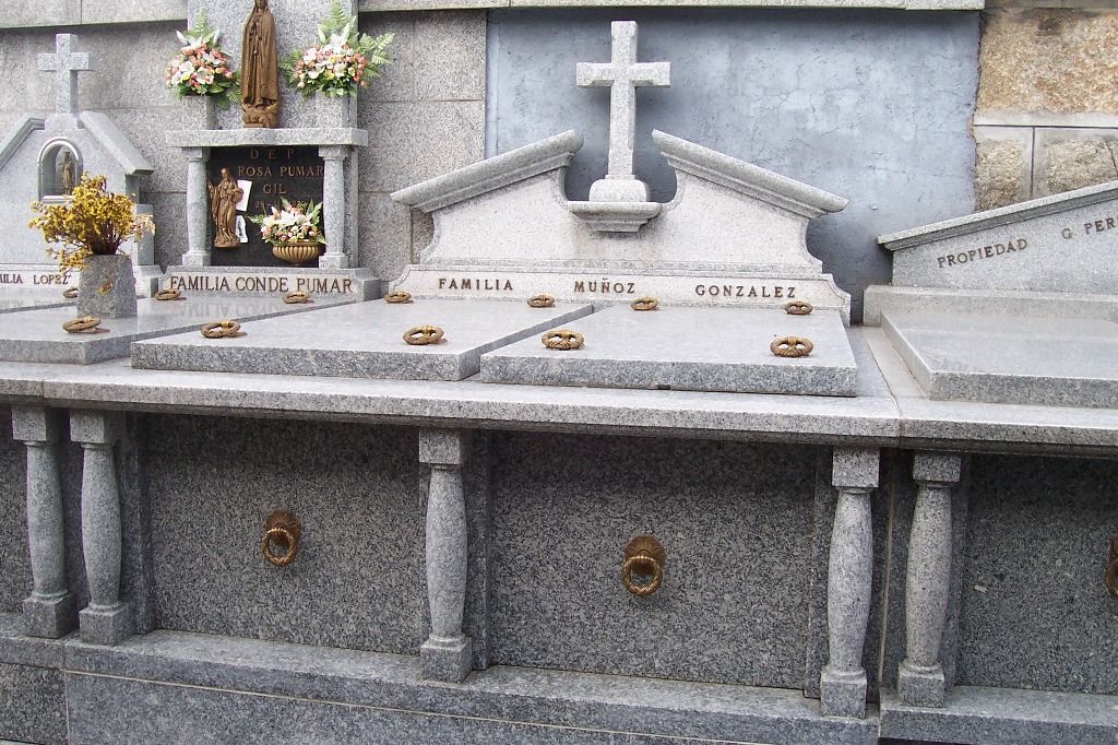 Bloque de Sepulturas Bajas en Granito Gris