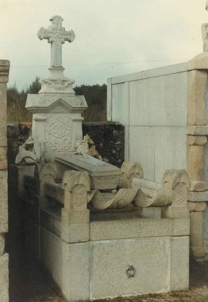 Sepulcro Tallado de Estilo Barroco en piedra clara