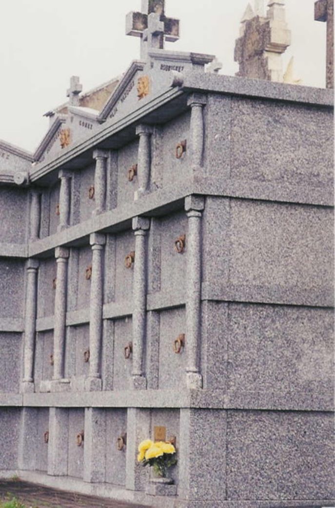 Muro de Nichos de Cuatro Alturas en Granito Gris con Columnas