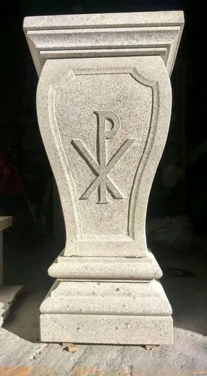 Pedestal Esculpido con Crismón (Chi Rho) en Granito