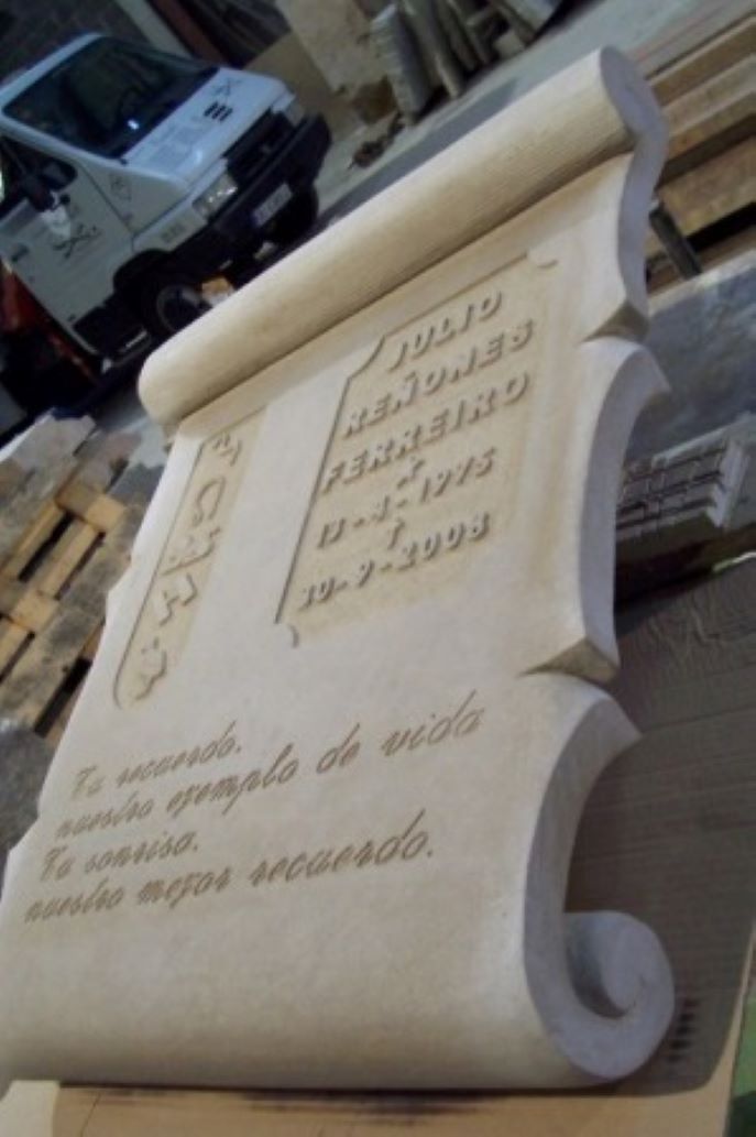 Lápida Esculpida en Forma de Pergamino de Piedra Personalizado
