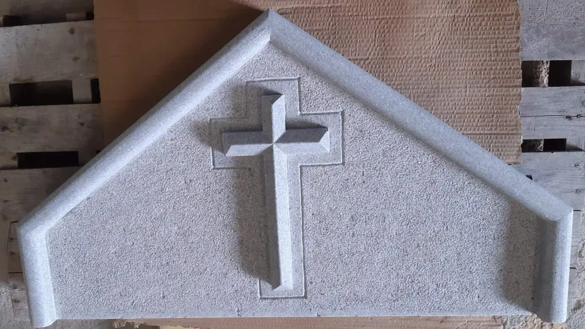 Remate Frontal Esculpido con Cruz en Relieve (Granito Claro)