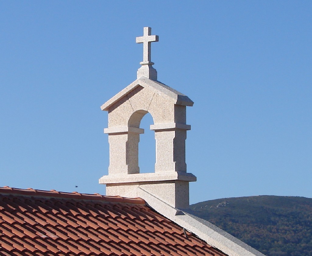 Remate de Campanario de Capilla en Piedra Clara con Cruz