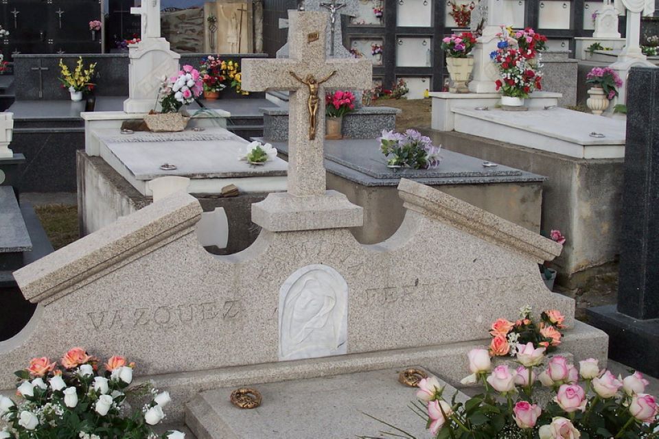 Lápida Esculpida con Imagen de la Virgen y Crucifijo