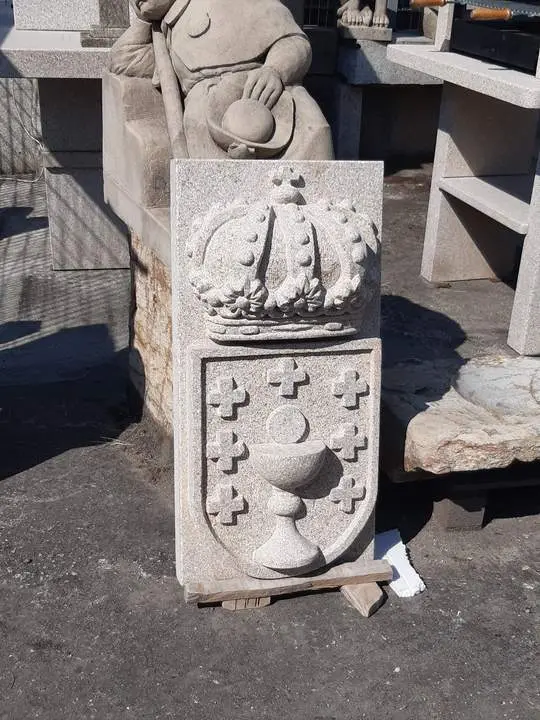 Escudo Heráldico de un Apellido en Piedra: Cáliz y Cruces Coronados - Imagen 2