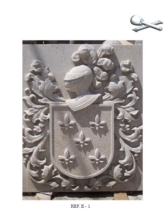 Escudo Heráldico de un Apellido con Cinco Flores de Lis: Arte en Relieve