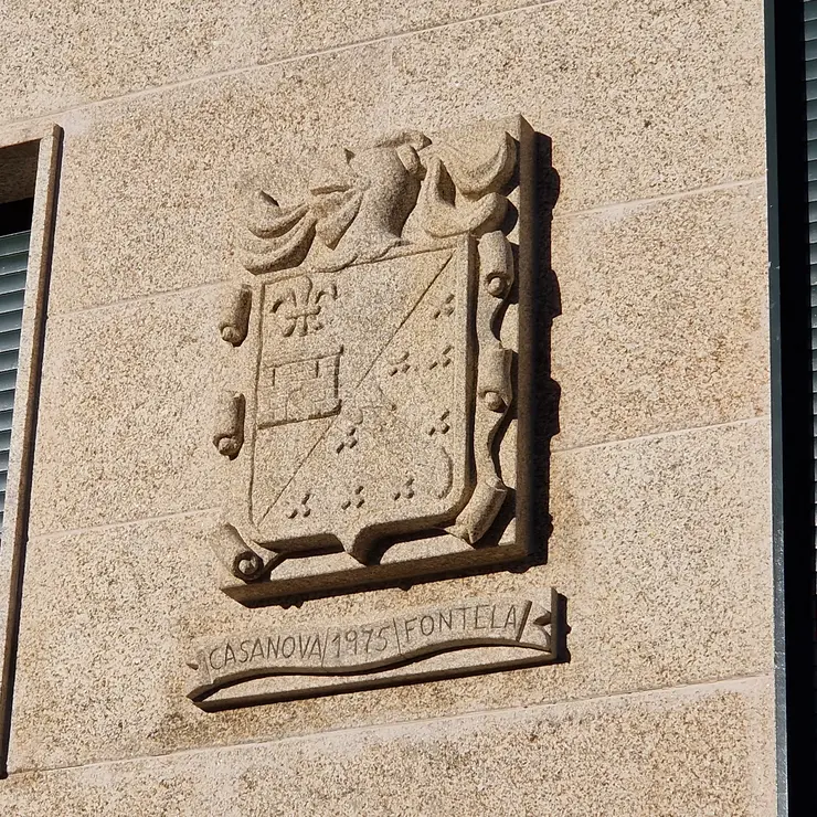 Escudo de Doble Apellido en Fachada