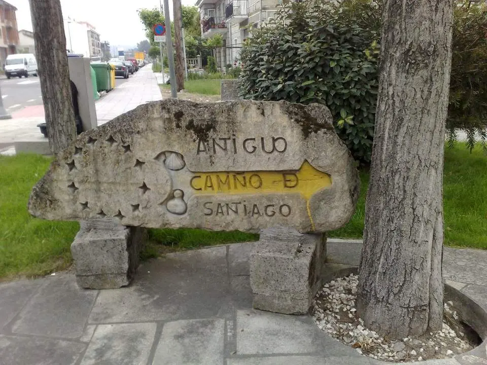 Marcador Histórico Antiguo Camino de Santiago en Piedra