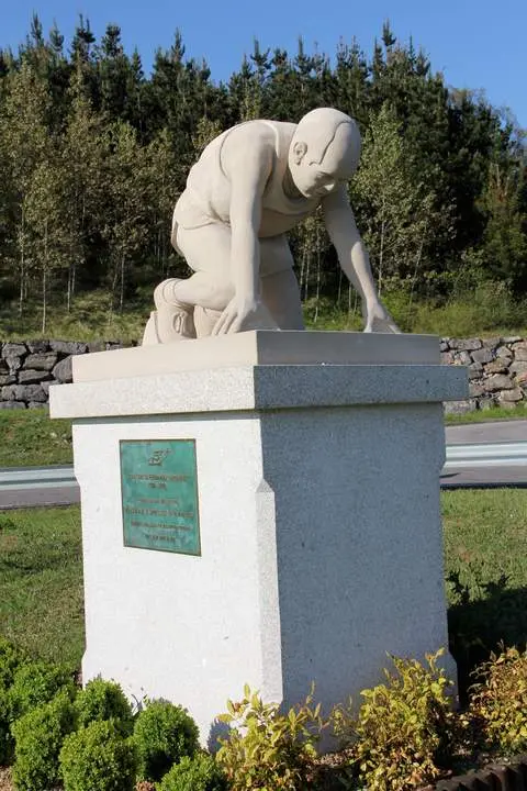 Monumento al fundador del Club de Atletismo de Tineo